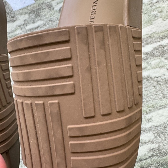 BOTTEGA VENETA Carpet Embossed Rubber Slides - Picture 3 of 7